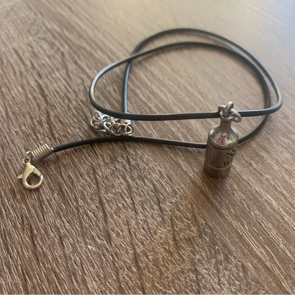 Vintage Y2K Charm on new Chain - UpCycled 90’s Jewelry - Wine Bottle Necklace - Picture 5 of 7